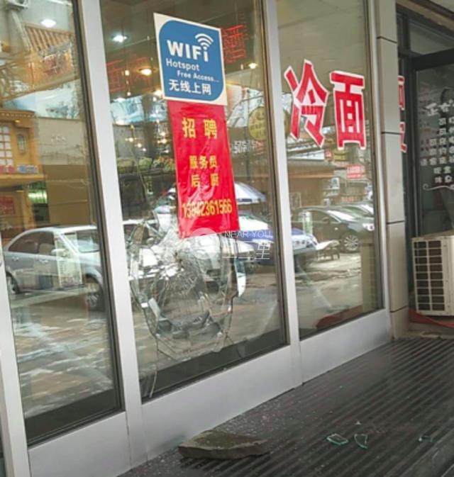 抚顺女子操起砖头砸碎饭店玻璃 咋回事？