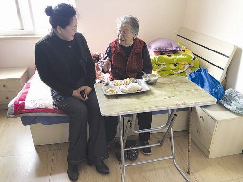 社区牵线 88岁孤寡老太住进养老院费用全免