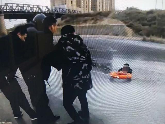 34岁男子掉进河心冰窟窿 用手臂撑住冰面打电话报警