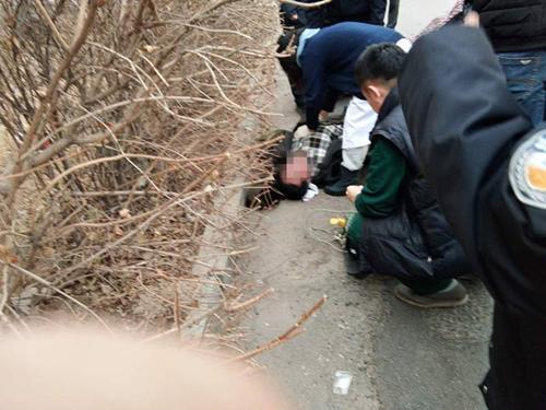 昨日,在調兵山晨安小區31樓附近,一名男子在騎電動車行駛過程中突然