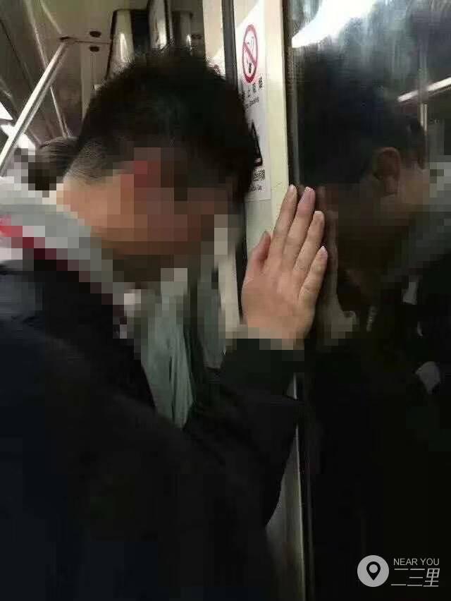 沈阳小伙低头看手机上地铁 头发被夹 “罚站”一站地