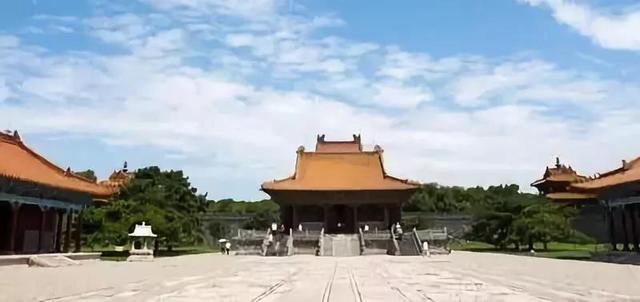 瀋陽市最大的公園是北陵公園,是清太宗皇太極和孝端文皇后的陵墓.