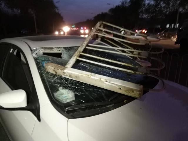 天降“护栏”砸坏轿车挡风玻璃 沈阳女司机被当场吓瘫