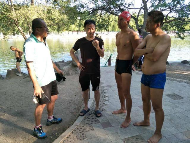 沈阳男子北陵公园游泳时溺水 路人冲下水中救人
