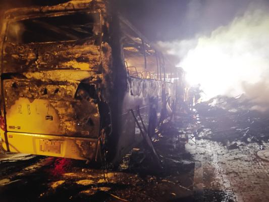 垃圾堆起火引燃路边大客车 车被烧成空壳