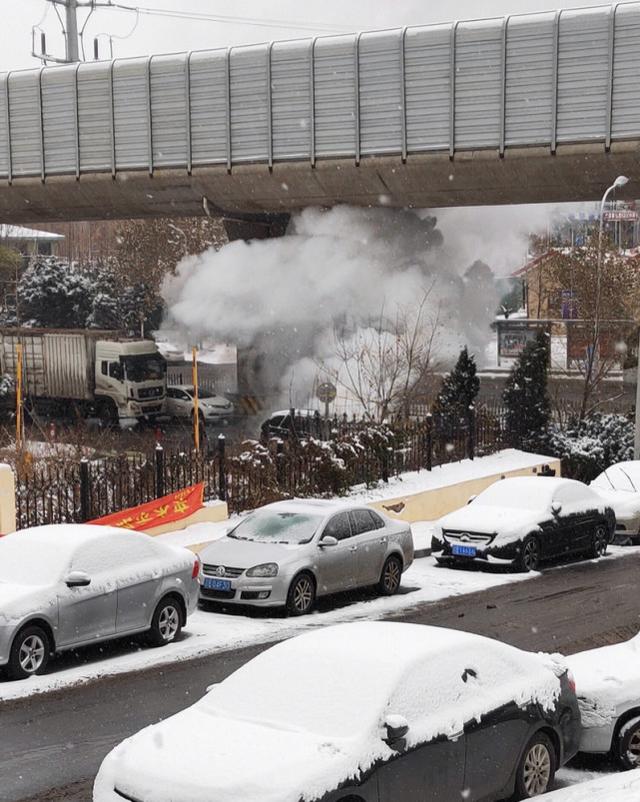 大连雪地中一轿车突然起火 火势凶猛消防迅速扑灭
