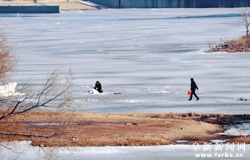 阜新市细河冰面开化 有人涉险上冰 