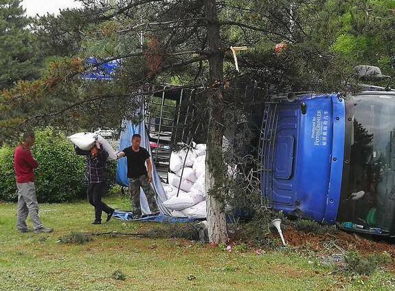 沈北一大货雨天路滑翻车 所有损失自己承担