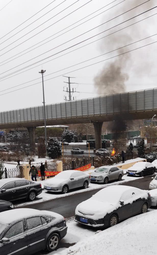 大连雪地中一轿车突然起火 火势凶猛消防迅速扑灭