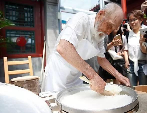 86岁的煮饭仙人,他做的米饭都抢着吃