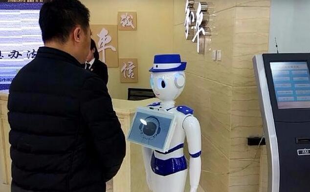 辽宁首个法律智能机器人亮相和平法院