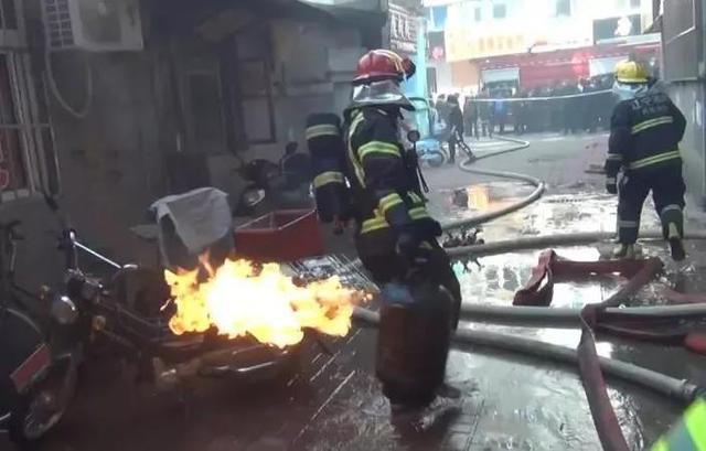 丹东一家饭店起火，消防队员徒手拎出三个喷火的煤气罐