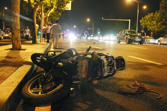 宝马撞飞摩托车 摩托车报废骑手身亡