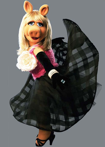 marc jacobs为miss piggy量身订做出席纽约时装周的礼服