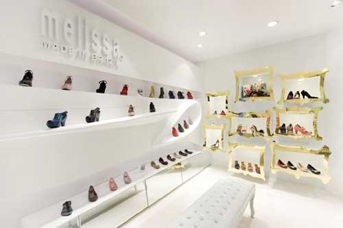 melissa香港首间专门店以简洁的白色作主调