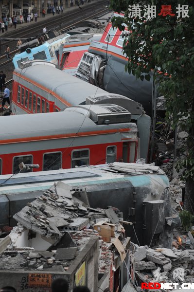 高清组图:湖南郴州发生一起列车相撞事故