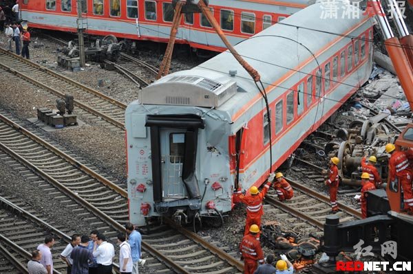 高清组图:湖南郴州发生一起列车相撞事故