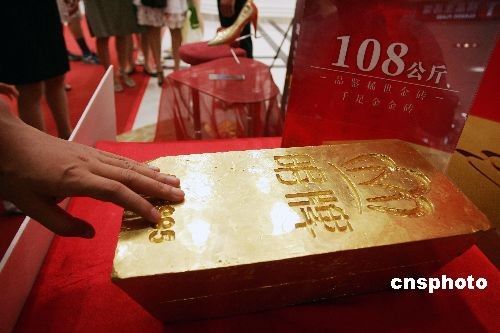 7月5日,山东潍坊市一家商场内,一块重达108公斤的千足金金砖吸引了