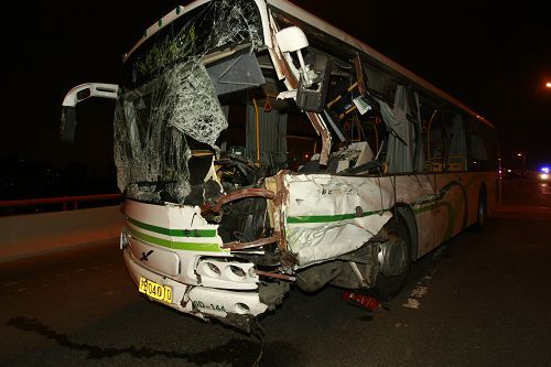 发生车祸的大桥3线公交车车身严重受损.