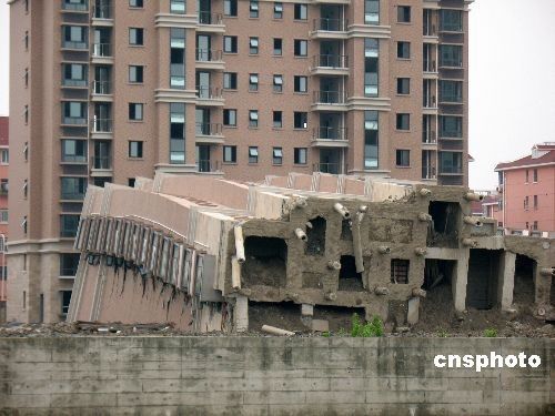 上海32层楼倒塌图片