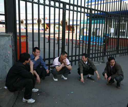 组图:俄关闭最大华商市场 失业工人路边徘徊