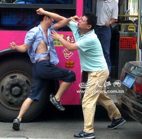 两男子街头互殴,照片遭网友疯狂ps(组图