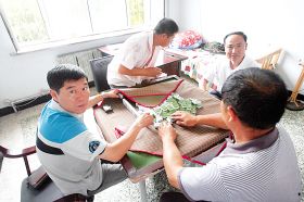 信访办人员工作时搓麻将 参与者称为赢午饭