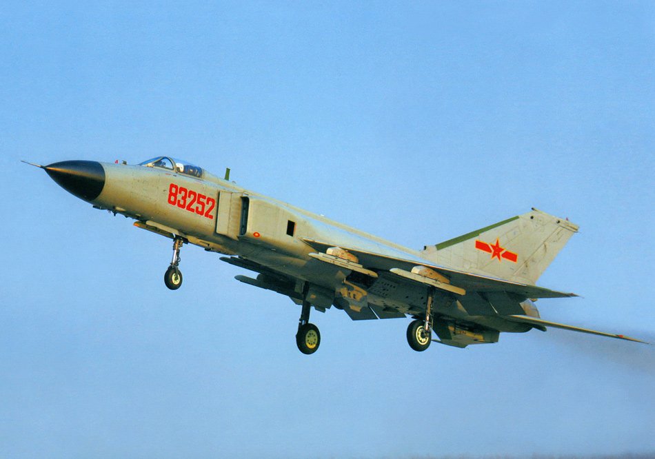 16日下午,路过佛山机场,实见一台歼八战机起飞,一起飞后就紧急加速