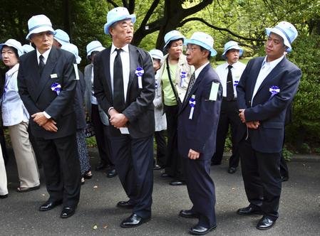 组图:日本前首相小泉,安倍等参拜靖国神社