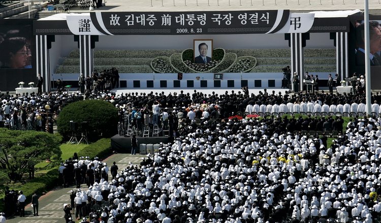 高清图:韩国为金大中举行国葬 数千民众出席