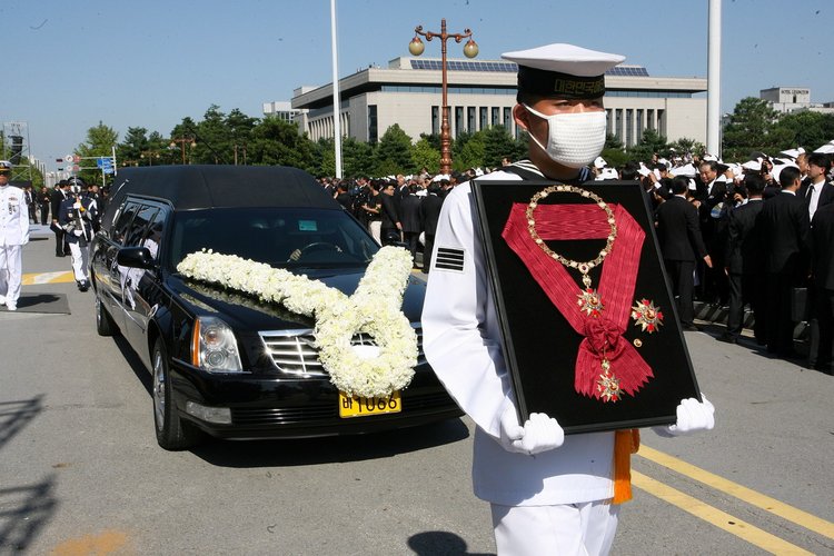 高清图:韩国为金大中举行国葬 数千民众出席