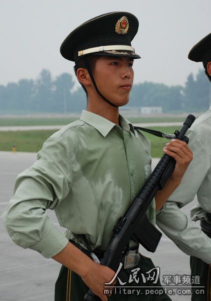 国庆阅兵倒计时-汗水湿透女兵军服(9月份日 tianji2008-8