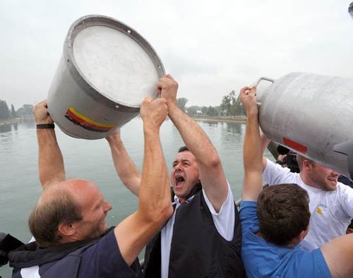 组图:德法奶农莱茵河倾倒牛奶抗议奶价过低