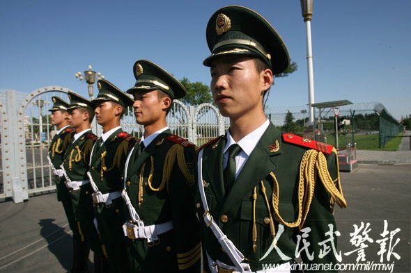 警卫战士身着礼宾服,实地训练