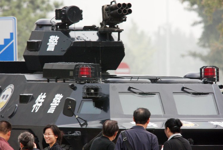 惨不忍睹帝都特警武装刺刀执勤遭不明真相群众围观zt转载