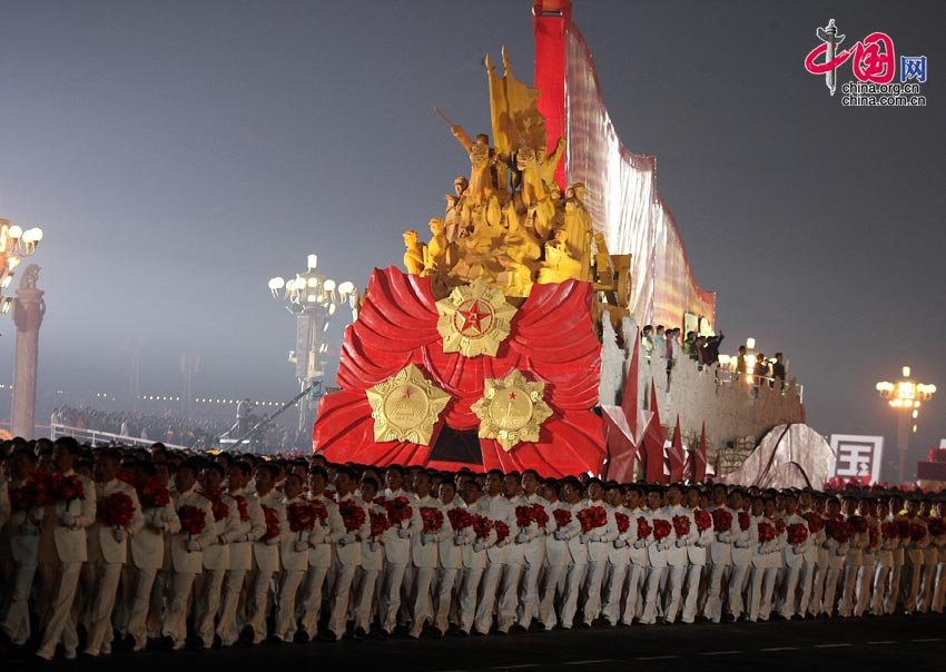2009年9月18日,国庆阅兵演练现场的群众游行方阵.中国网 杨佳摄影
