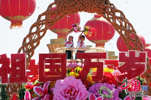 组图:"明天更美好"方阵 放飞彩色气球