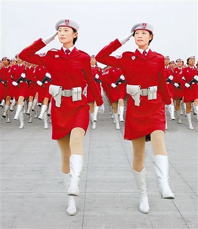 10月1日10时46分,女民兵方队通过天安门   一支身着玫瑰红套装的靓丽