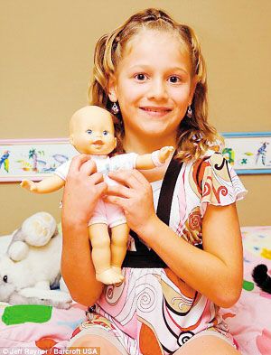 美国8岁男童做手术成最小变性人