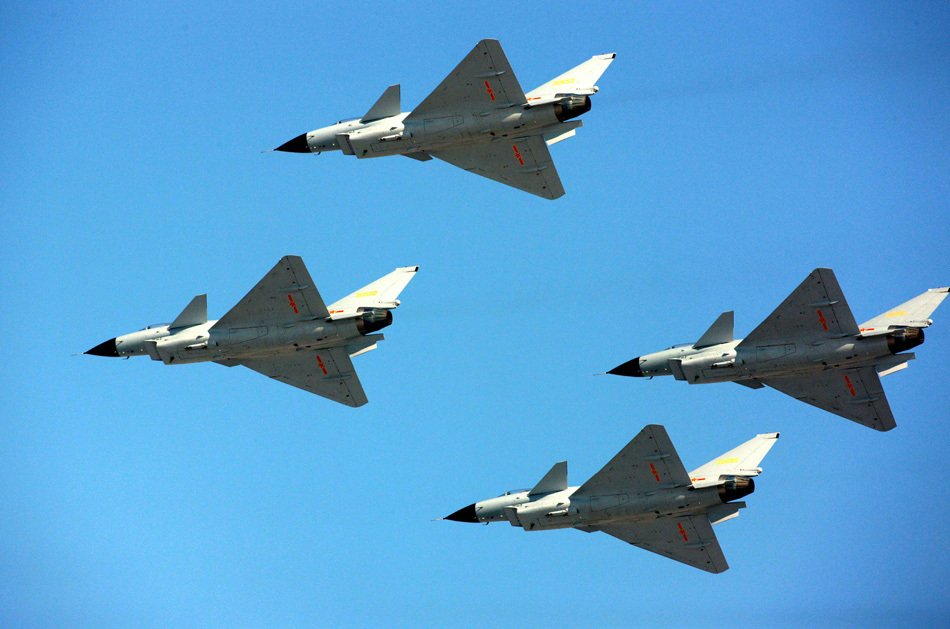 组图:81飞行队歼10首次表演飞出12个特技动作