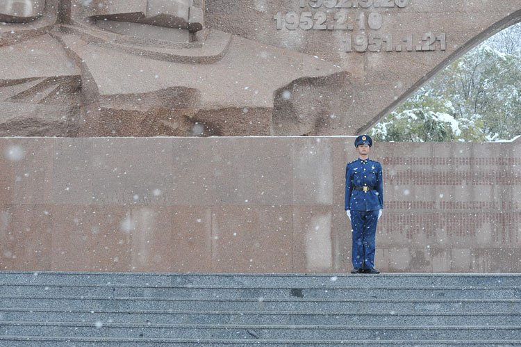空军向英烈墙敬献花篮 60年牺牲飞行员1551人 - lwd011 - lwd011的