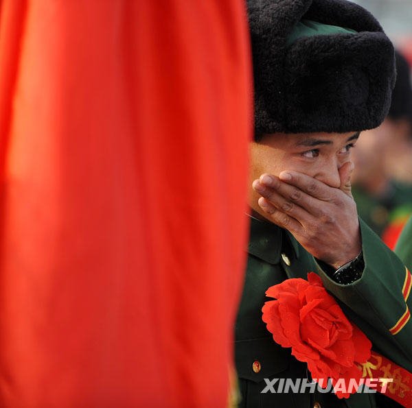 感人图集:老兵退伍泪流满面告别军营