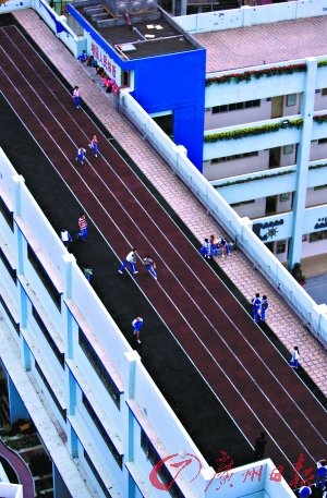 深圳小学在楼顶建跑道 网友惊叹设计大胆