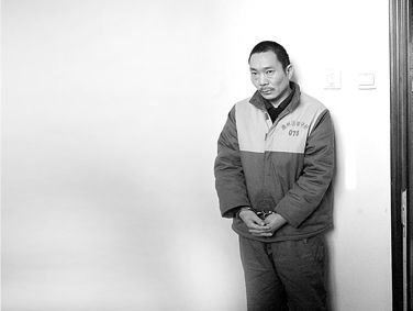 在接受采访时,刘康仍表示自己是个负责任的父亲 摄/记者杨威