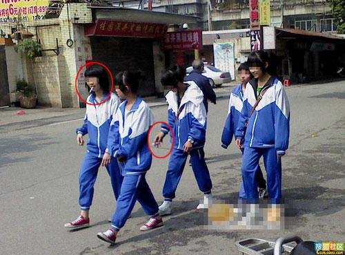 女初中生穿校服当街抽烟