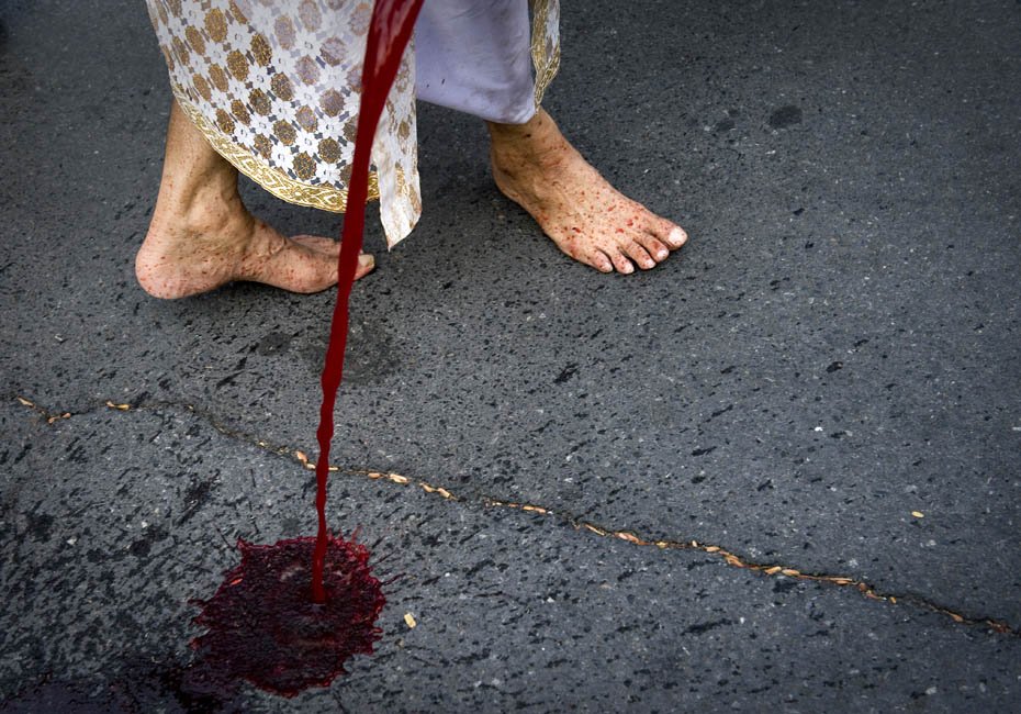 组图:泰国"红衫军"在总理府门前泼洒血液