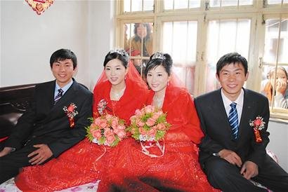 双胞胎帅哥同日迎娶双胞胎美女(图)