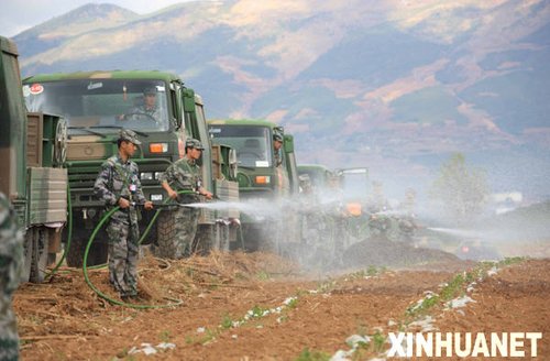 抗旱救灾防化部队显神威