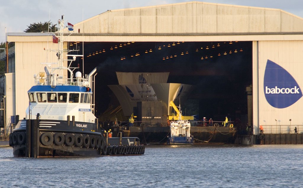 2010年4月1日,伊丽莎白号航母分段在英国德文郡现身.