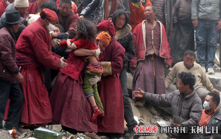 在青海玉树地震灾区的一处废墟中成功救出1名13岁的藏族小女孩